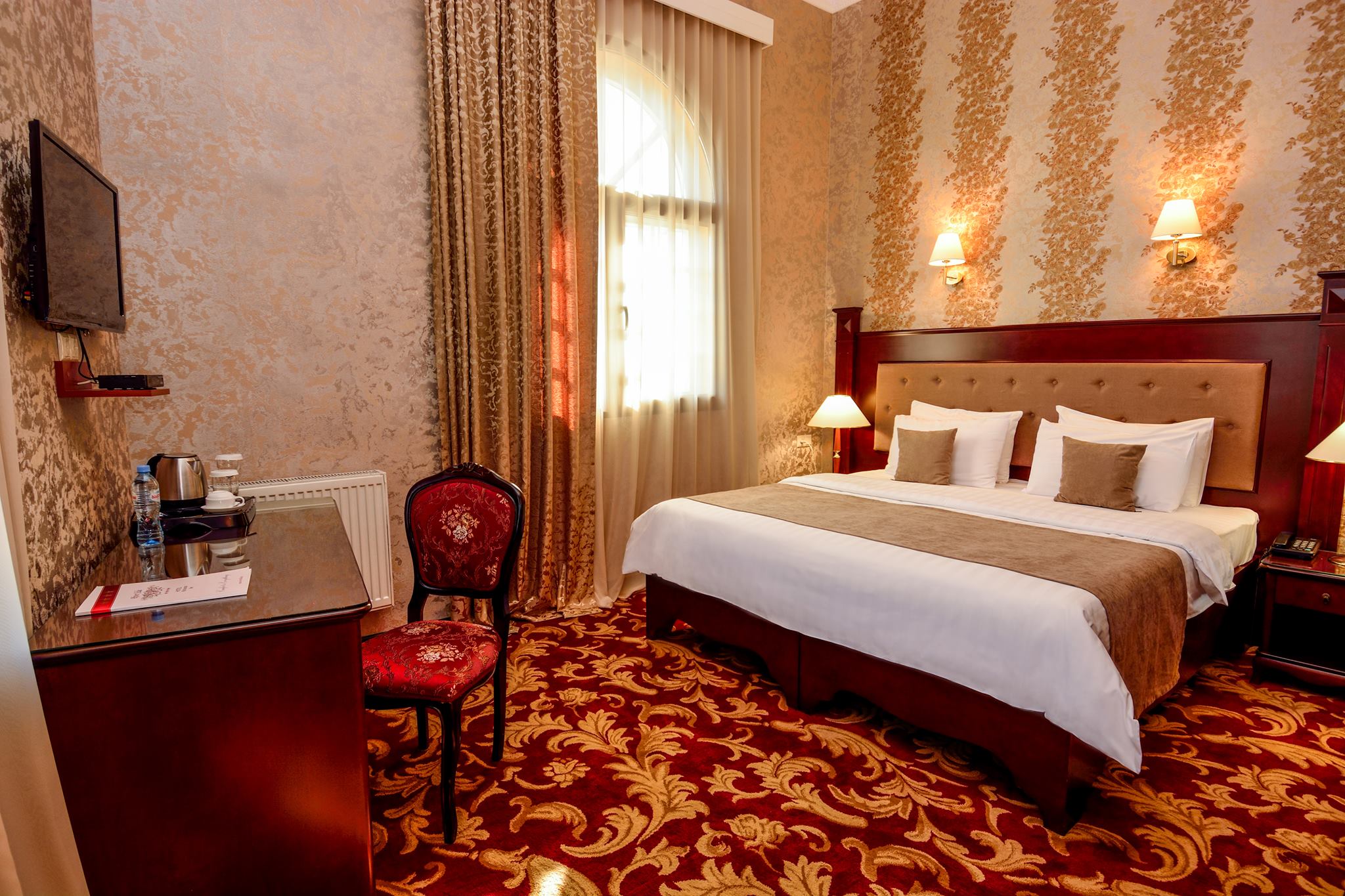 Гостиницы в тбилиси недорого в центре. Hotel River Side Tbilisi. Hotel Riverside Тбилиси. Brosse Garden Hotel Тбилиси. Гостиница в Тбилиси в центре города.